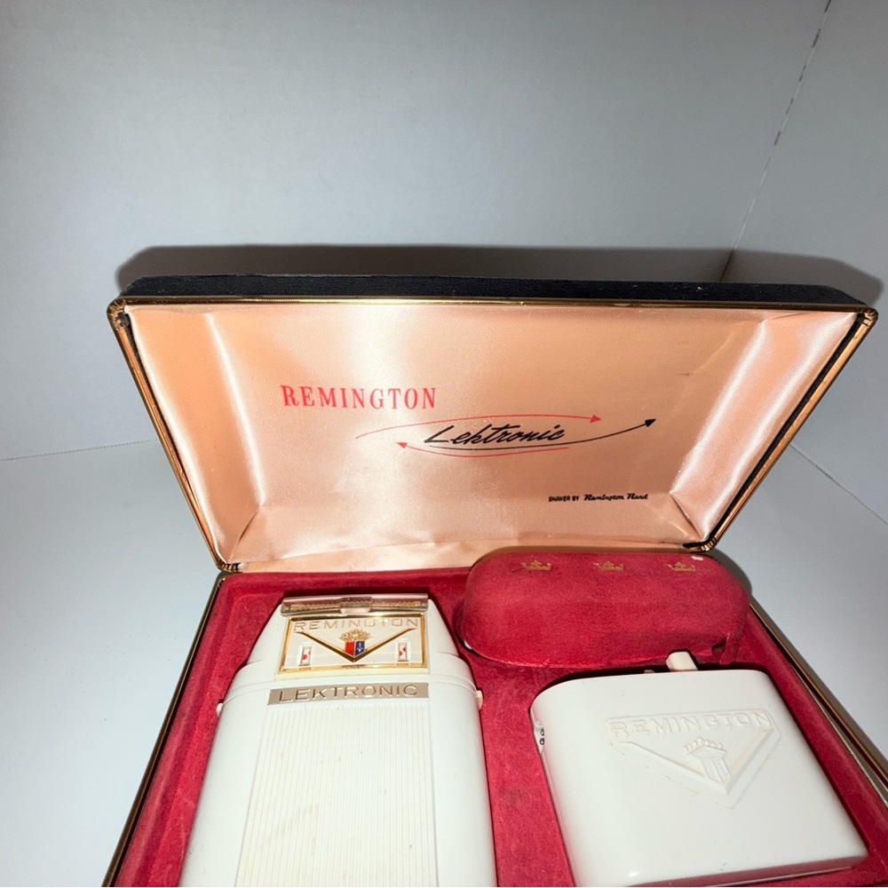 Remington Lektronic Shaver Set in Cream and Red